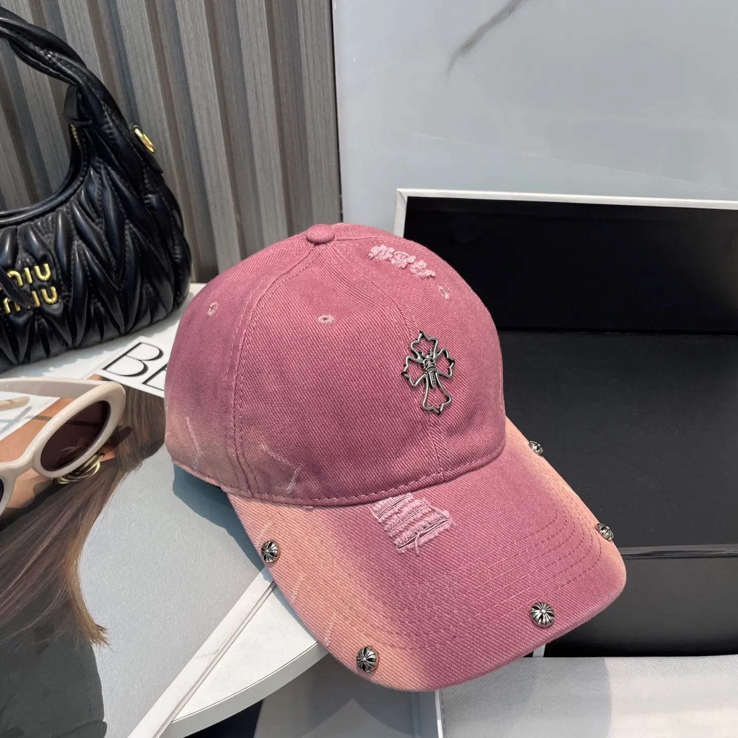 P80 Crow Heart 🆕🆕25 new baseball cap, personalized fashionable classic cross logo, casual with a cool feeling, unisex style, same style for men and women! Very easy to match! Head circumference: 56-58cm is available